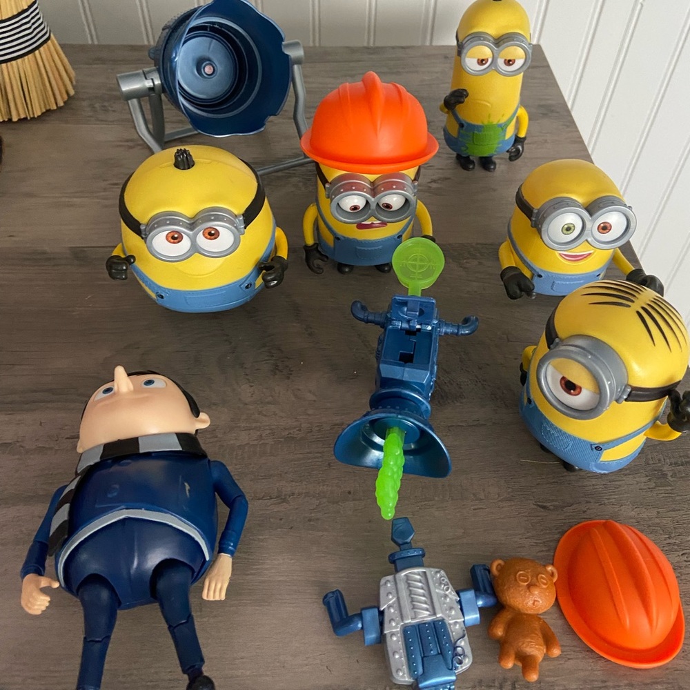 Minions Rise of Gru Secret Lair Gift Set w/ 6 Figures, Exclusive Otto Bob Kevin